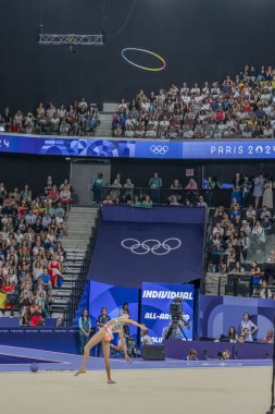 Paris, Fransa - 08 08 2024: Paris Olimpiyat Oyunları 2024. Olimpiyat Atletizm müsabakaları sırasında Adidas Arena 'da kadın döner çember bireysel ritmik jimnastiğinin görüntüsü