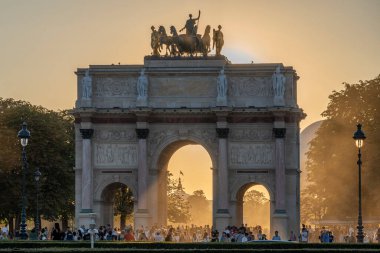 Paris, Fransa - 08 05 2024: Paris Olimpiyat Oyunları 2024. Gece vakti Carrousel du Louvre 'daki Zafer Takı' nın arkasındaki Olimpiyat kazanı.