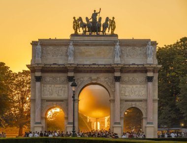 Paris, Fransa - 08 05 2024: Paris Olimpiyat Oyunları 2024. Gece vakti Carrousel du Louvre 'daki Zafer Takı' nın arkasındaki Olimpiyat kazanı.