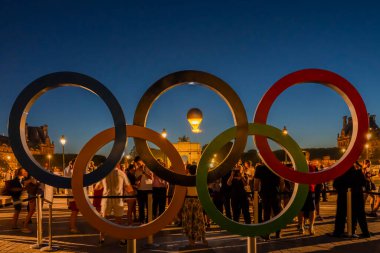 Paris, Fransa - 08 05 2024: Paris Olimpiyat Oyunları 2024. Louvre Müzesi 'nin Carrousel du Louvre ve Napolyon avlusundaki Zafer Takı' nın arkasındaki Olimpiyat kazanı.