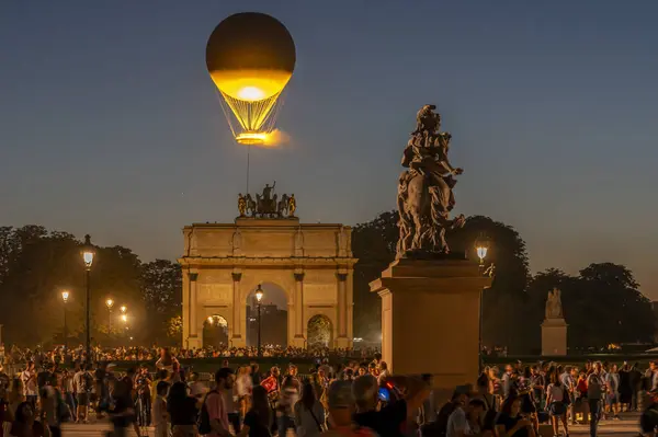 Paris, Fransa - 08 05 2024: Paris Olimpiyat Oyunları 2024. Louvre Müzesi 'nin Carrousel du Louvre ve Napolyon avlusundaki Zafer Takı' nın arkasındaki Olimpiyat kazanı.