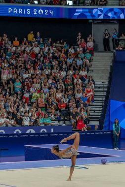 Paris, Fransa - 08 08 2024: Paris Olimpiyat Oyunları 2024. Olimpiyat Atletizm müsabakaları sırasında Adidas Arena 'da kadın döner çember bireysel ritmik jimnastiğinin görüntüsü