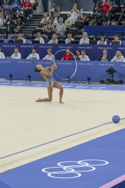 Paris, Fransa - 08 08 2024: Paris Olimpiyat Oyunları 2024. Olimpiyat Atletizm müsabakaları sırasında Adidas Arena 'da kadın döner çember bireysel ritmik jimnastiğinin görüntüsü