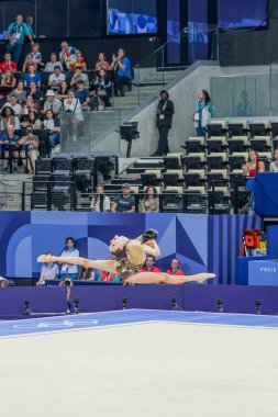 Paris, Fransa - 08 08 2024: Paris Olimpiyat Oyunları 2024. Olimpiyat Atletizm müsabakaları sırasında Adidas Arena 'da kadınların bireysel ritmik jimnastiğe bakışları