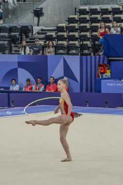 Paris, Fransa - 08 08 2024: Paris Olimpiyat Oyunları 2024. Olimpiyat Atletizm müsabakaları sırasında Adidas Arena 'da kadın döner çember bireysel ritmik jimnastiğinin görüntüsü