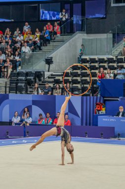 Paris, Fransa - 08 08 2024: Paris Olimpiyat Oyunları 2024. Olimpiyat Atletizm müsabakaları sırasında Adidas Arena 'da kadın döner çember bireysel ritmik jimnastiğinin görüntüsü