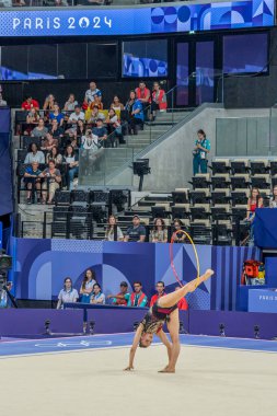 Paris, Fransa - 08 08 2024: Paris Olimpiyat Oyunları 2024. Olimpiyat Atletizm müsabakaları sırasında Adidas Arena 'da kadın döner çember bireysel ritmik jimnastiğinin görüntüsü