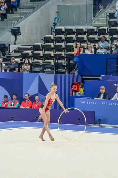 Paris, Fransa - 08 08 2024: Paris Olimpiyat Oyunları 2024. Olimpiyat Atletizm müsabakaları sırasında Adidas Arena 'da kadın döner çember bireysel ritmik jimnastiğinin görüntüsü