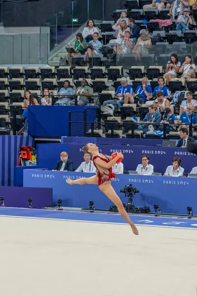 Paris, Fransa - 08 08 2024: Paris Olimpiyat Oyunları 2024. Olimpiyat Atletizm müsabakaları sırasında Adidas Arena 'da kadınların bireysel ritmik jimnastiğe bakışları