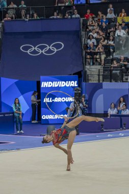 Paris, Fransa - 08 08 2024: Paris Olimpiyat Oyunları 2024. Olimpiyat Atletizm müsabakaları sırasında Adidas Arena 'da kadın döner çember bireysel ritmik jimnastiğinin görüntüsü