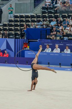 Paris, Fransa - 08 08 2024: Paris Olimpiyat Oyunları 2024. Olimpiyat Atletizm müsabakaları sırasında Adidas Arena 'da kadın döner çember bireysel ritmik jimnastiğinin görüntüsü