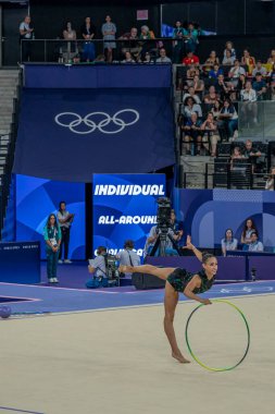 Paris, Fransa - 08 08 2024: Paris Olimpiyat Oyunları 2024. Olimpiyat Atletizm müsabakaları sırasında Adidas Arena 'da kadın döner çember bireysel ritmik jimnastiğinin görüntüsü