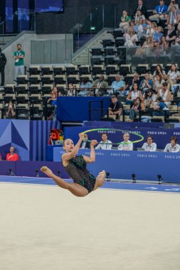 Paris, Fransa - 08 08 2024: Paris Olimpiyat Oyunları 2024. Olimpiyat Atletizm müsabakaları sırasında Adidas Arena 'da kadın döner çember bireysel ritmik jimnastiğinin görüntüsü