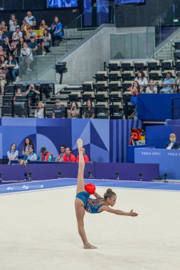 Paris, Fransa - 08 08 2024: Paris Olimpiyat Oyunları 2024. Olimpiyat Atletizm müsabakaları sırasında Adidas Arena 'da kadınların bireysel ritmik jimnastiğe bakışları