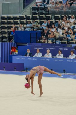 Paris, Fransa - 08 08 2024: Paris Olimpiyat Oyunları 2024. Olimpiyat Atletizm müsabakaları sırasında Adidas Arena 'da kadınların bireysel ritmik jimnastiğe bakışları