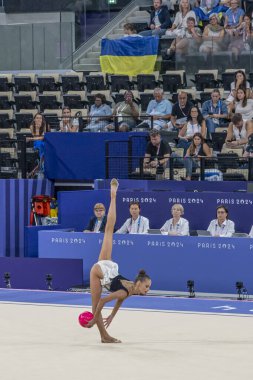 Paris, Fransa - 08 08 2024: Paris Olimpiyat Oyunları 2024. Olimpiyat Atletizm müsabakaları sırasında Adidas Arena 'da kadınların bireysel ritmik jimnastiğe bakışları