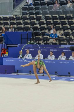 Paris, Fransa - 08 08 2024: Paris Olimpiyat Oyunları 2024. Ritmik jimnastik müsabakaları sırasında Adidas Arena 'daki kadın döner çemberinin bireysel ritmik jimnastiğinin görüntüsü