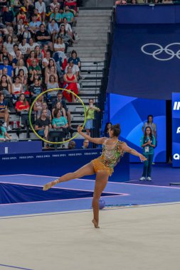 Paris, Fransa - 08 08 2024: Paris Olimpiyat Oyunları 2024. Ritmik jimnastik müsabakaları sırasında Adidas Arena 'daki kadın döner çemberinin bireysel ritmik jimnastiğinin görüntüsü