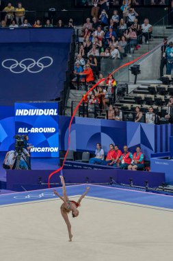 Paris, Fransa - 08 08 2024: Paris Olimpiyat Oyunları 2024. Ritmik Jimnastik etkinlikleri sırasında Adidas Arena 'da kadın rotasyon kurdelesinin bireysel ritmik jimnastiğinin görüntüsü