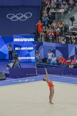 Paris, Fransa - 08 08 2024: Paris Olimpiyat Oyunları 2024. Ritmik Jimnastik müsabakaları sırasında Adidas Arena 'daki kadın rotasyon kulüplerinin bireysel ritmik jimnastiğinin görüntüsü