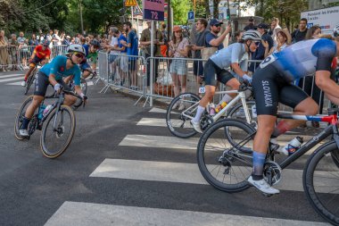Paris, Fransa - 08 04 2024: Paris Olimpiyat Oyunları 2024. Olimpiyat yol bisikleti yarışlarındaki kadın bisikletçilerin görüntüsü