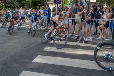 Paris, Fransa - 08 04 2024: Paris Olimpiyat Oyunları 2024. Olimpiyat yol bisikleti yarışlarındaki kadın bisikletçilerin görüntüsü