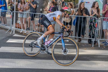 Paris, Fransa - 08 04 2024: Paris Olimpiyat Oyunları 2024. Olimpiyat yol bisikleti yarışlarındaki kadın bisikletçilerin görüntüsü