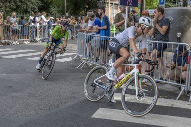 Paris, Fransa - 08 04 2024: Paris Olimpiyat Oyunları 2024. Olimpiyat yol bisikleti yarışlarındaki kadın bisikletçilerin görüntüsü