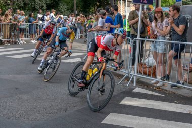 Paris, Fransa - 08 04 2024: Paris Olimpiyat Oyunları 2024. Olimpiyat yol bisikleti yarışlarındaki kadın bisikletçilerin görüntüsü