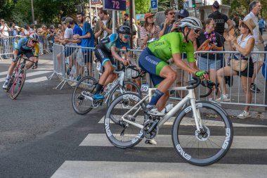 Paris, Fransa - 08 04 2024: Paris Olimpiyat Oyunları 2024. Olimpiyat yol bisikleti yarışlarındaki kadın bisikletçilerin görüntüsü