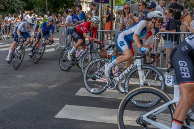 Paris, Fransa - 08 04 2024: Paris Olimpiyat Oyunları 2024. Olimpiyat yol bisikleti yarışlarındaki kadın bisikletçilerin görüntüsü