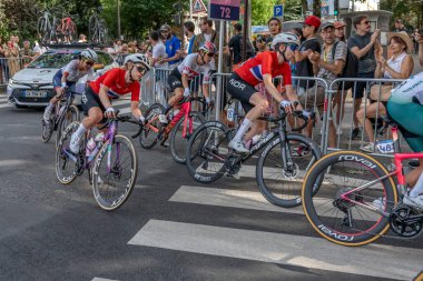 Paris, Fransa - 08 04 2024: Paris Olimpiyat Oyunları 2024. Olimpiyat yol bisikleti yarışlarındaki kadın bisikletçilerin görüntüsü