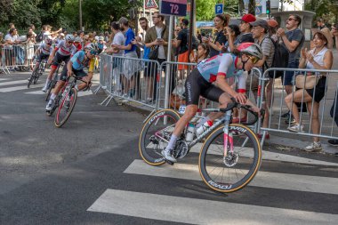 Paris, Fransa - 08 04 2024: Paris Olimpiyat Oyunları 2024. Olimpiyat yol bisikleti yarışlarındaki kadın bisikletçilerin görüntüsü