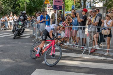 Paris, Fransa - 08 04 2024: Paris Olimpiyat Oyunları 2024. Olimpiyat yol bisikleti yarışlarındaki kadın bisikletçilerin görüntüsü