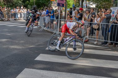 Paris, Fransa - 08 04 2024: Paris Olimpiyat Oyunları 2024. Olimpiyat yol bisikleti yarışlarındaki kadın bisikletçilerin görüntüsü