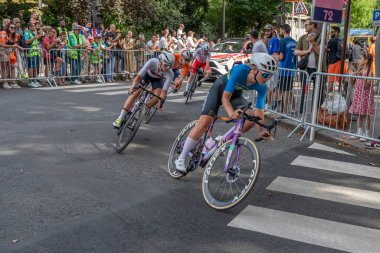 Paris, Fransa - 08 04 2024: Paris Olimpiyat Oyunları 2024. Olimpiyat yol bisikleti yarışlarındaki kadın bisikletçilerin görüntüsü