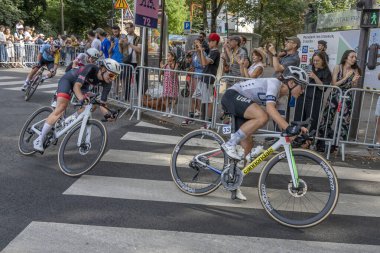 Paris, Fransa - 08 04 2024: Paris Olimpiyat Oyunları 2024. Olimpiyat yol bisikleti yarışlarındaki kadın bisikletçilerin görüntüsü