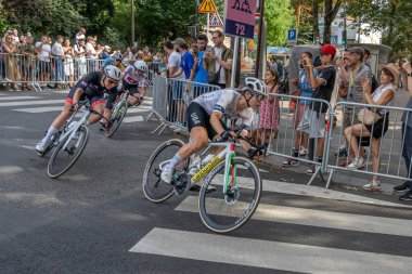 Paris, Fransa - 08 04 2024: Paris Olimpiyat Oyunları 2024. Olimpiyat yol bisikleti yarışlarındaki kadın bisikletçilerin görüntüsü
