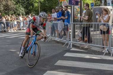 Paris, Fransa - 08 04 2024: Paris Olimpiyat Oyunları 2024. Olimpiyat yol bisikleti yarışlarındaki kadın bisikletçilerin görüntüsü