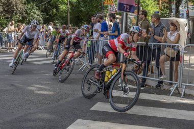Paris, Fransa - 08 04 2024: Paris Olimpiyat Oyunları 2024. Olimpiyat yol bisikleti yarışlarındaki kadın bisikletçilerin görüntüsü