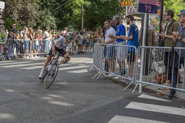 Paris, Fransa - 08 04 2024: Paris Olimpiyat Oyunları 2024. Olimpiyat yol bisikleti yarışlarındaki kadın bisikletçilerin görüntüsü
