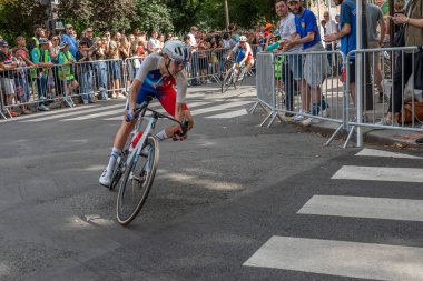 Paris, Fransa - 08 04 2024: Paris Olimpiyat Oyunları 2024. Olimpiyat yol bisikleti yarışlarındaki kadın bisikletçilerin görüntüsü