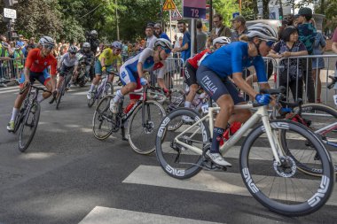 Paris, Fransa - 08 04 2024: Paris Olimpiyat Oyunları 2024. Olimpiyat yol bisikleti yarışlarındaki kadın bisikletçilerin görüntüsü