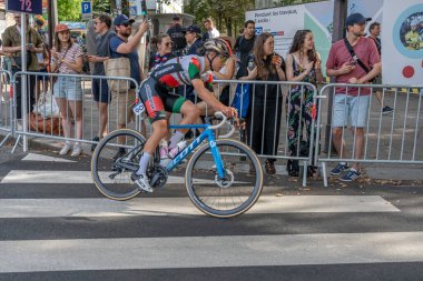 Paris, Fransa - 08 04 2024: Paris Olimpiyat Oyunları 2024. Olimpiyat yol bisikleti yarışlarındaki kadın bisikletçilerin görüntüsü