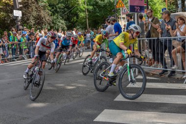 Paris, Fransa - 08 04 2024: Paris Olimpiyat Oyunları 2024. Olimpiyat yol bisikleti yarışlarındaki kadın bisikletçilerin görüntüsü