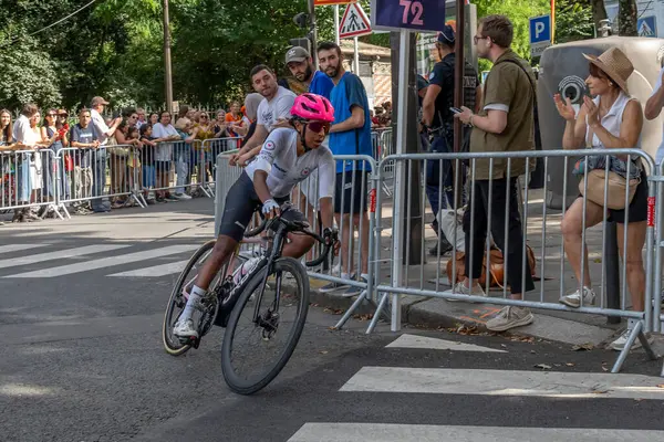 Paris, Fransa - 08 04 2024: Paris Olimpiyat Oyunları 2024. Olimpiyat yol bisikleti yarışlarındaki kadın bisikletçilerin görüntüsü