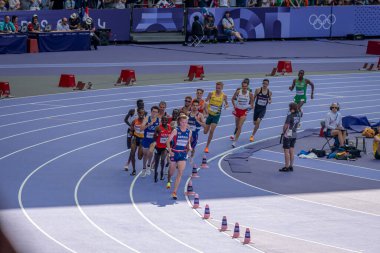 Paris, Fransa - 08 07 2024: Paris Olimpiyat Oyunları 2024. Olimpiyat Atletizm müsabakaları sırasında stadyumdaki 5.000 metre erkekler ilk turu izleniyor