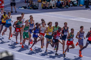 Paris, Fransa - 08 07 2024: Paris Olimpiyat Oyunları 2024. Olimpiyat Atletizm müsabakaları sırasında stadyumdaki 5.000 metre erkekler ilk turu izleniyor