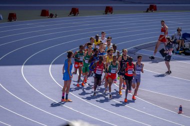 Paris, Fransa - 08 07 2024: Paris Olimpiyat Oyunları 2024. Erkekler yüksek atlama elemeleri ve Olimpiyat Atletizm müsabakaları sırasında stadyumdaki 5.000 metre erkekler ilk turu izleniyor.