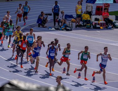 Paris, Fransa - 08 07 2024: Paris Olimpiyat Oyunları 2024. Olimpiyat Atletizm müsabakaları sırasında stadyumdaki 5.000 metre erkekler ilk turu izleniyor
